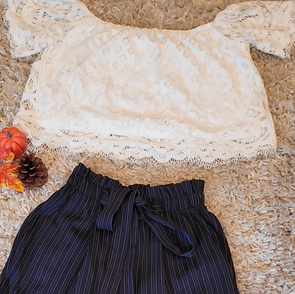 Express Lace Crop Top - Picture 3 of 4